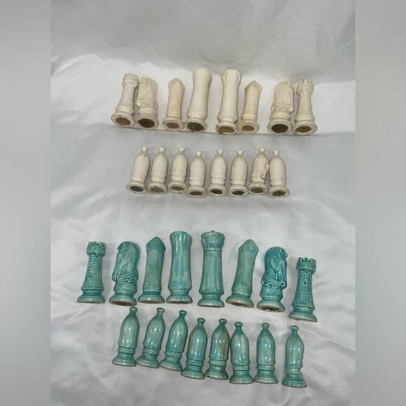 VTG DUNCAN MEDIEVAL CHESS SET GLAZED TURQUOISE WHITE CERAMIC COMPLETE 32 PIECES - Picture 10 of 16